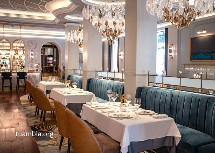 Open-Plan Restaurants Are Losing Customers to a Seating Format Nobody Expected to Come Back